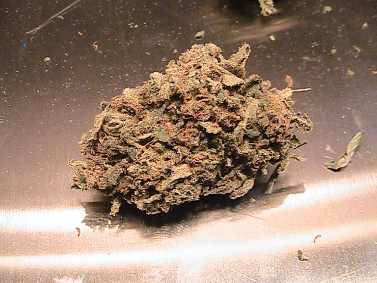 UltraTrimmer trimmed bud - saved the trichomes!